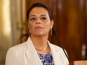 Por escándalo de corrupción renuncia vicepresidenta de Guatemala