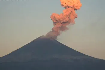 Popocatépetl registra exhalación de un kilómetro y alerta volcánica se mantiene en Amarillo Fase 2