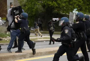 Muerte de afroamericano causa violencia en Baltimore