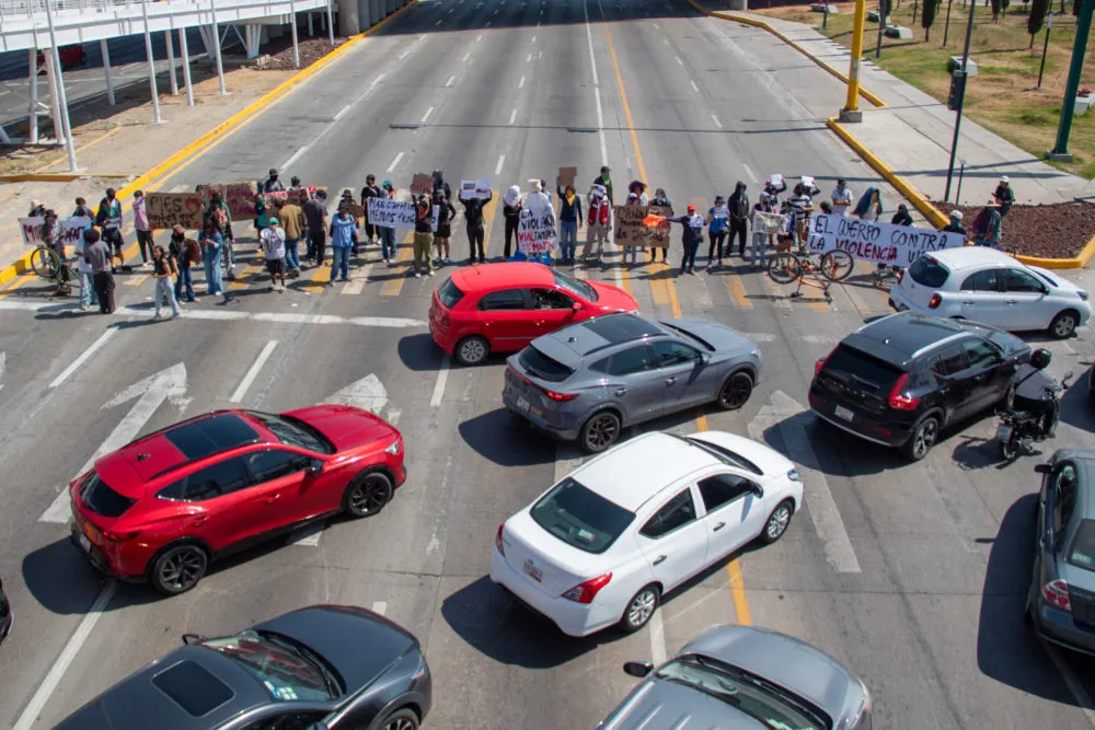 Estudiantes de CCU BUAP cierran Via Atlixcáyotl