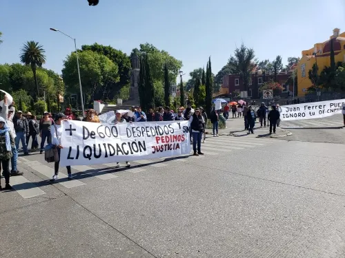 Extrabajadores del Seguro Popular se manifiestan en el Bulevar 5 de Mayo