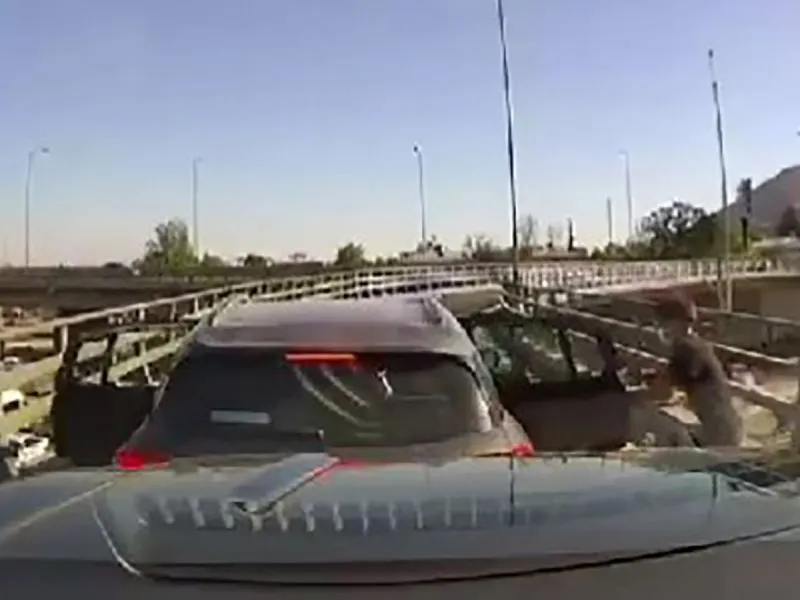 Conductor “avienta” camioneta contra asaltantes
