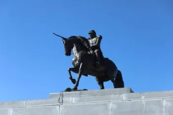 Colocan estatua de Ignacio Zaragoza en la Vía Atlixcáyotl 