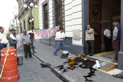 Dejan estiércol en el Congreso para demandar se niegue permisos a Granjas Carroll