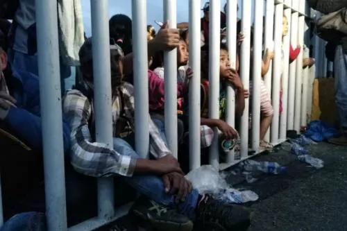 Llevan a los primeros migrantes a estación migratoria de Tapachula