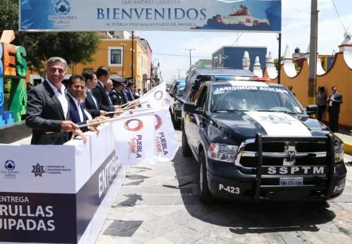 Tony Gali entregó patrullas y reconocimientos a policías de San Andrés Cholula