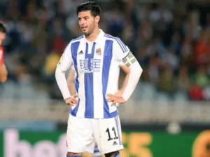 Carlos Vela abandona práctica de la Real por lesión