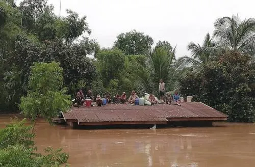 Cientos de desaparecidos tras colapso de una represa en Laos