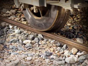 Video: Empleados de tren de Tehuacán salvan a una mujer que intentó suicidarse