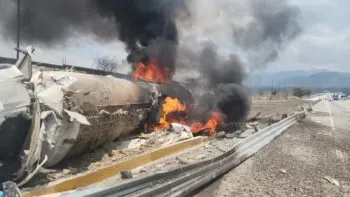 Cierran la autopista México-Puebla por volcadura e incendio de pipa con diésel