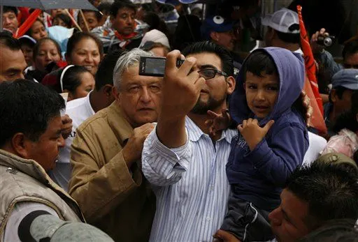 PAN exhibe en video errores de AMLO