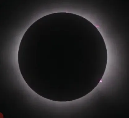 Mira las imágenes del impactante eclipse solar total en México