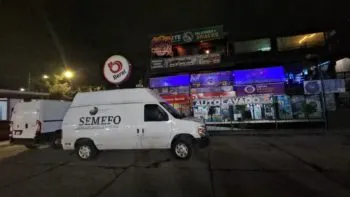 Sicarios en motocicleta ejecutan a hombre en un bar de la colonia Lomas de Castillotla