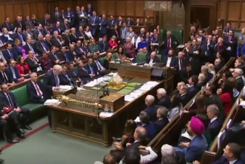 Parlamento británico pospone votación del Brexit