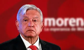 Vestido de soldado, AMLO va por el INE