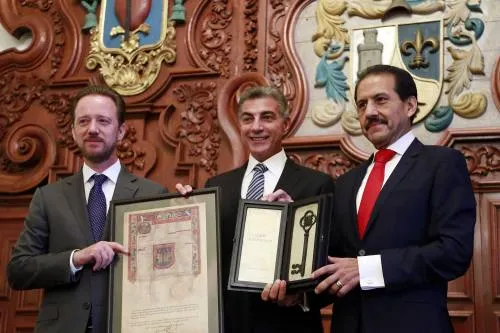 Reconocen 80 años de la BUAP; AEO recibe la Llave Palafoxiana y la Cédula Real