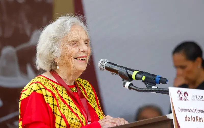 elena-poniatowska-ceremonia-desfile-revolucion