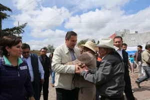 Rosario Robles y Moreno Valle entregan títulos de propiedad en Tlahuapan