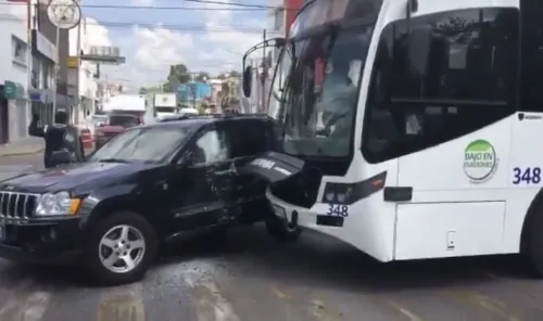 Video: Mujer impacta su camioneta blindada contra un RUTA en El Carmen, hay 10 lesionados