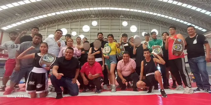 Exhibición de box en Polideportivo "La Huizachera" en Tehuacán