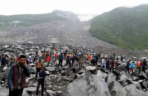 Alud sepulta pueblo en China; al menos 141 atrapados
