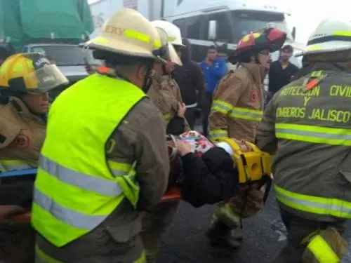 Reportan 20 lesionados tras volcadura de autobús en Jalisco