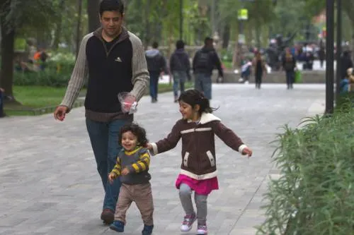 Padres solteros deben recibir mismos beneficios que una mujer jefa de familia