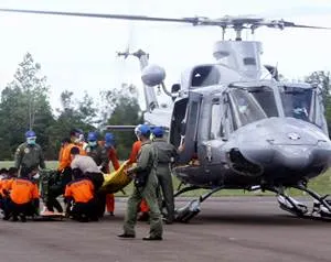 Hallan 6 cadáveres en avión de AirAsia