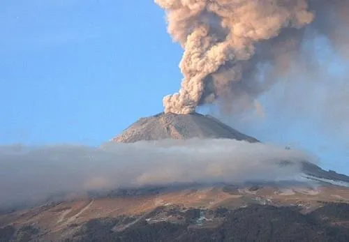 Volcán Popocatépetl emite exhalación de 3 mil metros de altura
