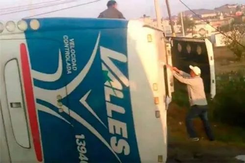 Vuelca autobús de la línea Valles a la altura de Amozoc