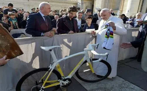 Papa Francisco condena el “veneno” que generan las fake news