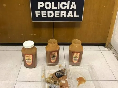 PF asegura metanfetamina oculta en frascos de cajeta en AICM