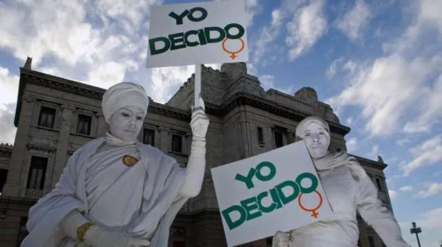 Este lunes entra en vigor ley a favor del aborto en Uruguay