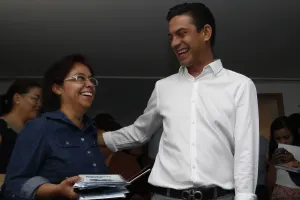 El PRD, ni tan revolucionario ni tan democrático, recrimina Carlos Martínez