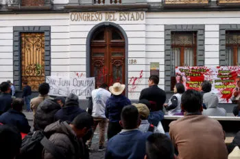 Pobladores de Coyomeapan instalan plantón en el Congreso de Puebla