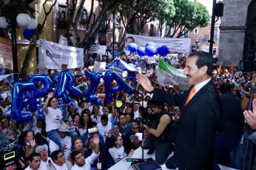 Esparza recibe constancia como candidato para contender por la rectoría de la BUAP