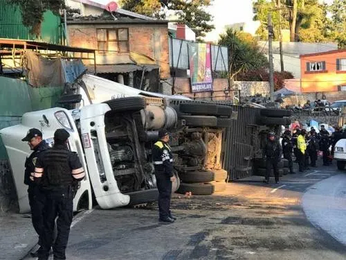 Volcadura afecta Viaducto Tlalpan y la México-Cuernavaca