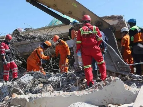 Contabilizan 131 muertos en Indonesia tras sismo