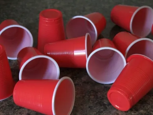 Por esta razón nunca tomes vino en vaso de plástico