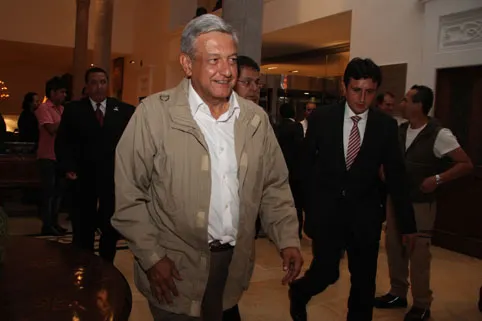 Llega AMLO a entrevista con Aristegui