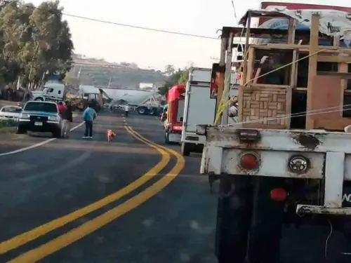 Servicios médicos en pausa por bloqueos carreteros en Michoacán