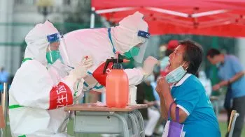 Autoridades de Tianjin, China, ordenan confinamiento y pruebas de COVID a sus habitantes