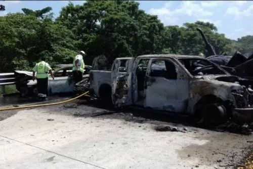 Carambola deja cinco muertos y siete autos calcinados en Veracruz