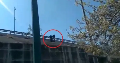 Policías evitan que joven de 15 años se suicide en puente del Periférico Ecológico