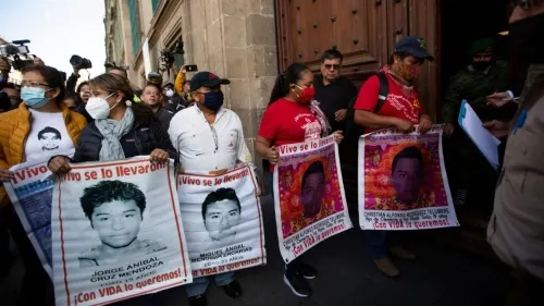 AMLO se compromete a trabajar para resolver el caso Ayotzinapa