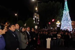 RMV y ERP inauguran iluminación navideña del zócalo