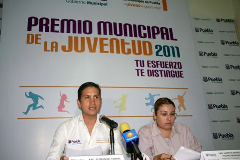El director del IMJ entregó  el premio de la Juventud a su prima