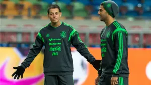 Carlos Vela y Javier Hernández, al frente del ataque contra Holanda