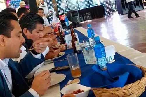 Líder sindical del IMSS lleva a comer a su comité, se infectan de covid, mueren dos