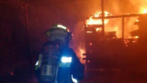 Arrasa incendio con tienda de souvenirs en Africam Safari